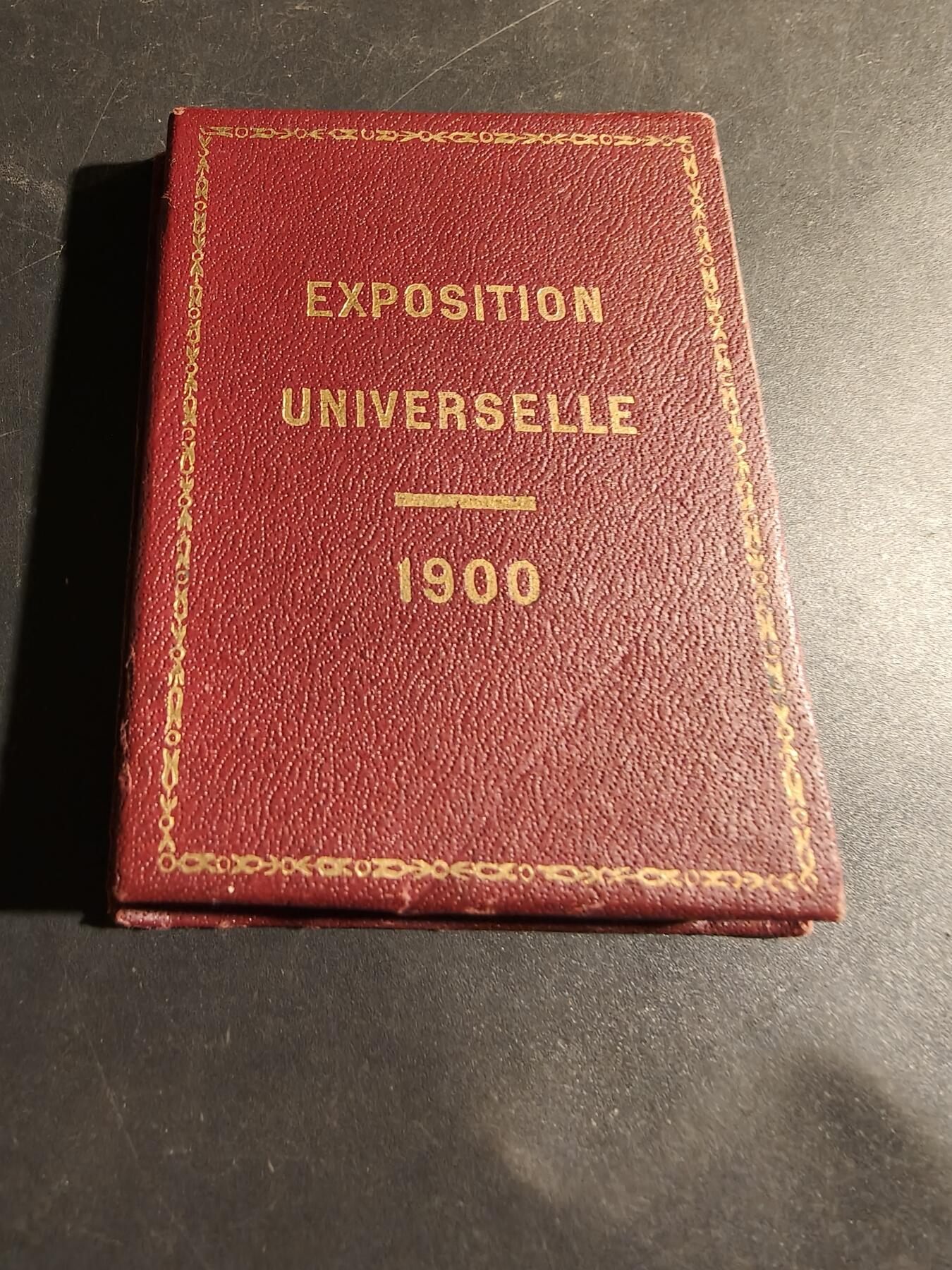 老王徽章第180期 法国1900世博会方形镀银大铜章    少见原盒    大师罗蒂作品    尺寸51×36mm    重量36.4g