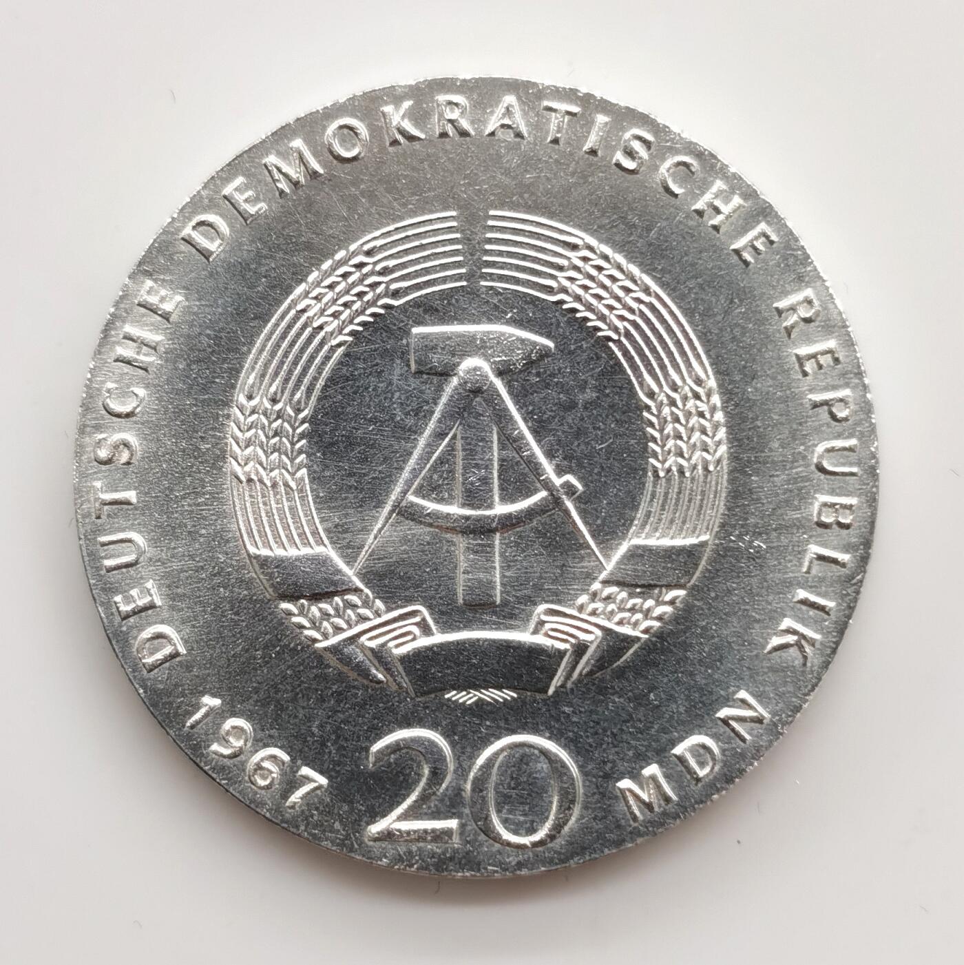 博洋堂“心向春光”2月精品大拍专场暨第160期（全场包邮） 东德1967年洪堡诞辰200周年20马克纪念银币UNC，直径33mm，重20.9克，800银，发行量97050枚。原汁原味，币面清爽干净又舒适，状态极佳，东德纪念银币发行量少，潜力股，不妨试试送评N，P盒搏高分。