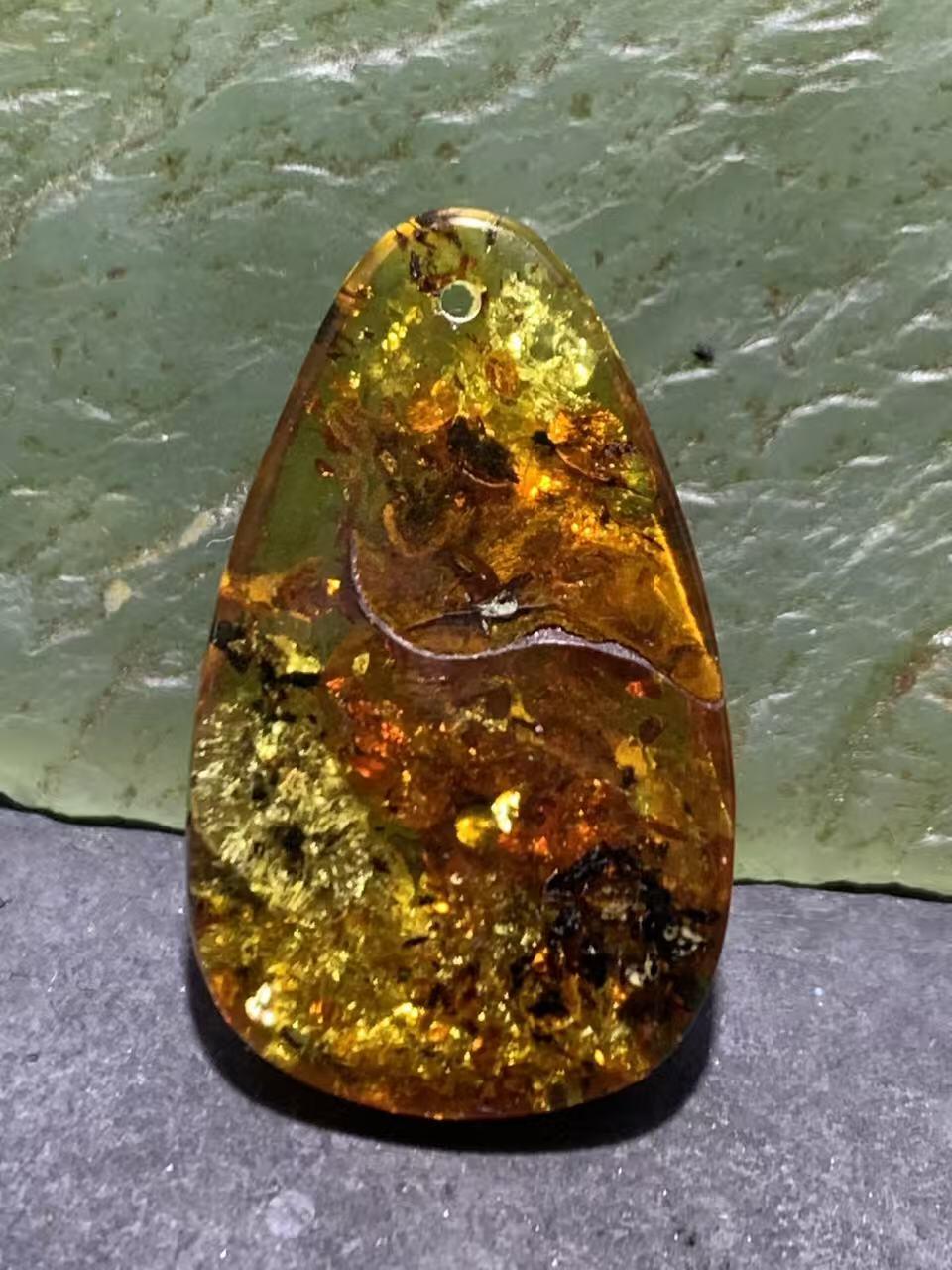 乌克兰花珀通货水滴形吊坠一个，