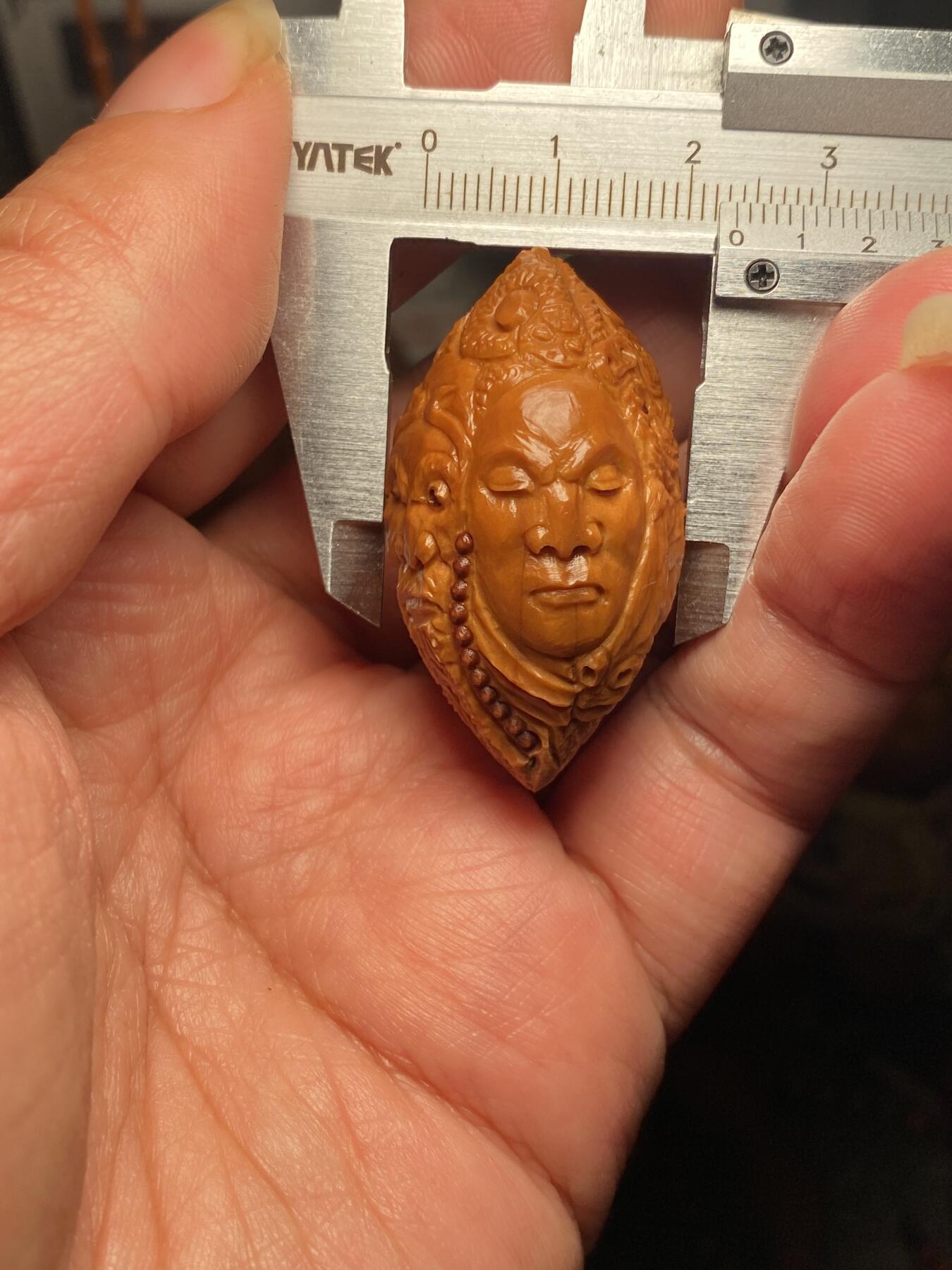 核舟记发源地苏州舟山核雕年末放漏 福利苏工核雕，纯手工雕刻,大话西游，个性十足，等待有缘人，市场无同款，尺寸2。35x4。15喜欢的来