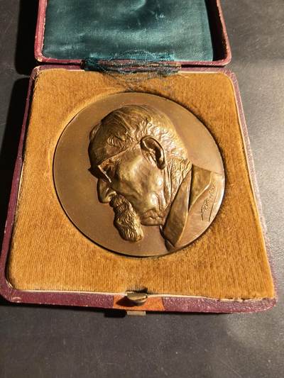 老王徽章第180期 - 比利时保罗·富尔马里耶教授90岁生日大铜章     原盒     高浮雕      直径69mm     重量202g