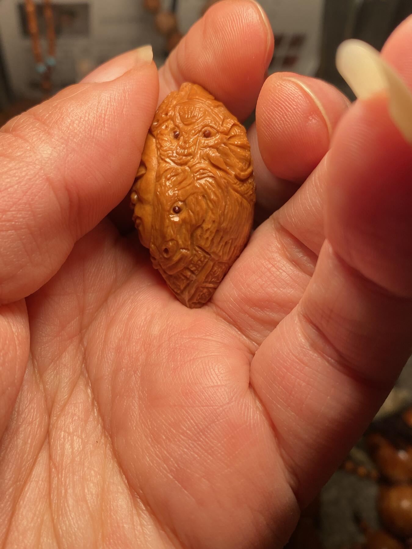 核舟记发源地苏州舟山核雕年末放漏 福利苏工核雕，纯手工雕刻,大话西游，个性十足，等待有缘人，市场无同款，尺寸2。35x4。15喜欢的来