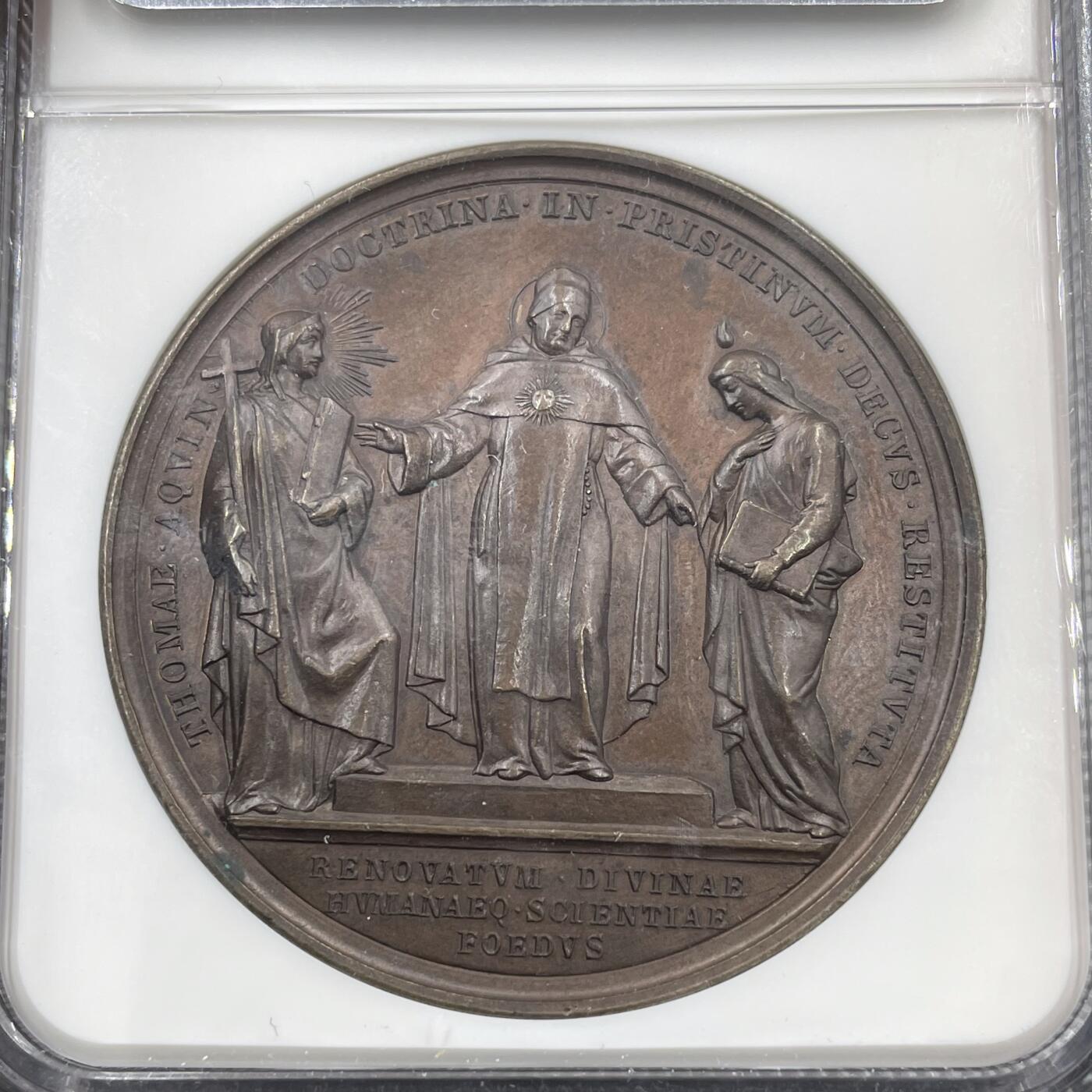 「木头集藏」“ 新岁撷珍”——章牌精品专场！ BIANCHI～1880年梵蒂冈教皇 利奥十三世确立教义纪念铜章，直径：44 mm，背面中央刻画圣托马斯·阿奎那，左为象征神学的人物，右为象征世俗科学的人物，DOCTRINA IN TRIVMPHVM REDACTA，意为“教义得以胜利确立”。 底部RENOVATVM DIVINARVM HVMANARVMQVE SCIENTIARVM FOEDVS，意为“神圣与人类科学的联盟得以复兴”。