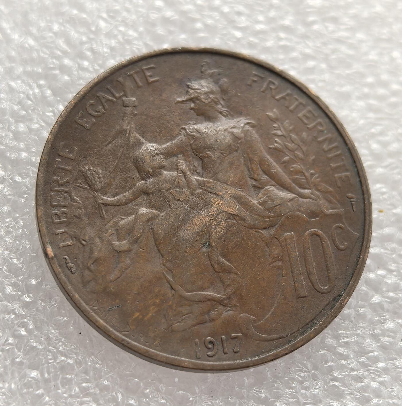 外国优质老铜币高银银币，周六九点倒数截拍，满百包邮，持续收拍，年后发货 法国 1917 年 10 生丁铜币，属于法兰西第三共和国时期的流通货币。当时法国正深陷一战泥潭，该币以象征共和的玛丽安娜头像与 “播种者” 图案为设计，见证了法国在战争中维系货币体系与国家凝聚力的努力，是一战时期法国社会经济的重要遗存。