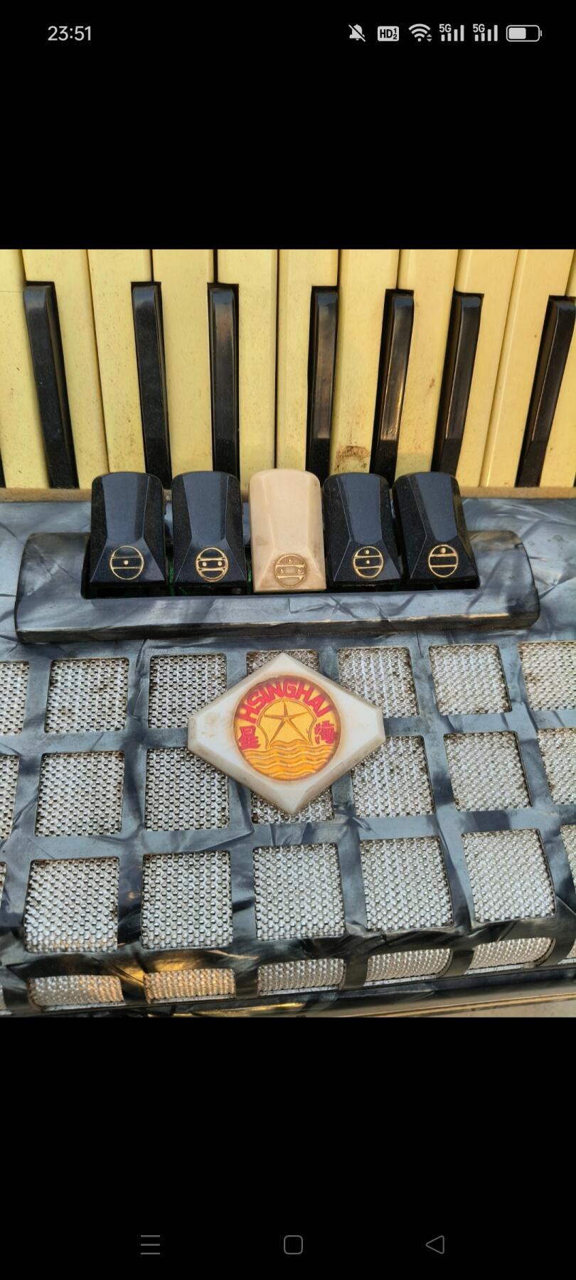 下乡淘到，文革时期星海牌手风琴，北京乐器厂1975年出厂，带有说明书，有编号有规格，品相好正常使用，音质嘹亮悦耳，可使用，收藏价值很高，保存完整，包老！