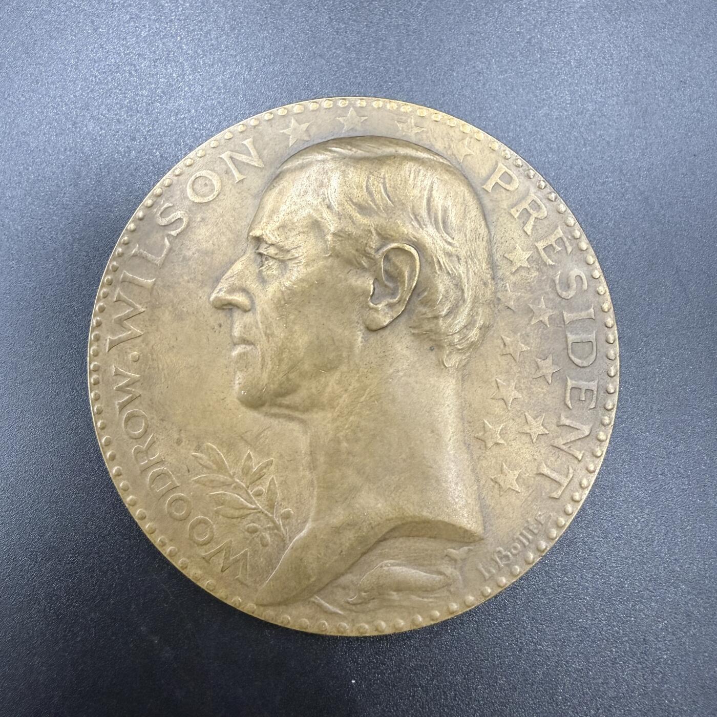 「木头集藏」“ 新岁撷珍”——章牌精品专场！ Louis Bottée～1919年美国总统伍德罗·威尔逊访问法国众议院纪念大铜章，直径：68 mm，正面主图是时任美国总统伍德罗·威尔逊头像，背面图案由象征法兰西的玛丽安娜引导象征美国的哥伦比亚参观法国议会，背景图案是法国众议院大楼和浮雕装饰，少见名家作品！