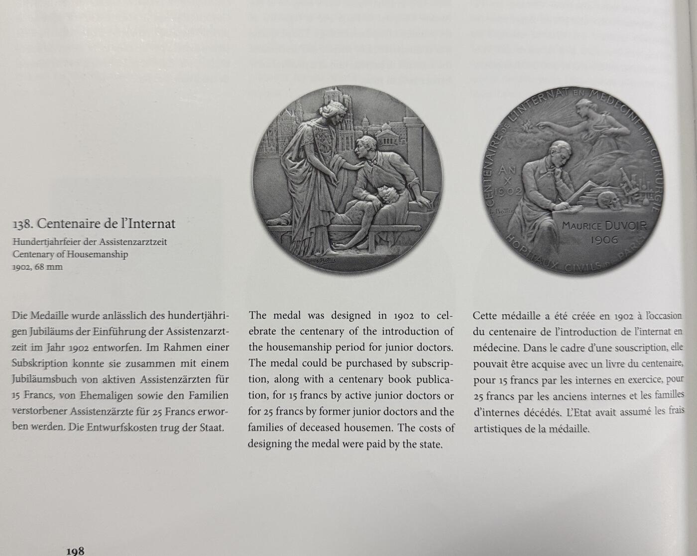 「木头集藏」“ 新岁撷珍”——章牌精品专场！  Louis Bottée～法国巴黎市民医院内科与外科住院医师制度百年纪念镀银大铜章，直径：68 mm，124.5 g，这枚章属于欧洲新艺术风格章牌的经典品种，兼具艺术价值与历史纪念意义。正面：描绘了象征医学的女性形象，俯身关怀病床旁的医生与患者，寓意医学的人文关怀。背景是巴黎圣母院。