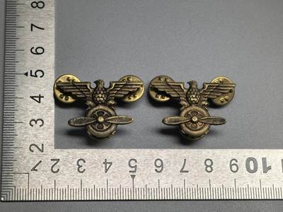 小驴勋章奖章收藏2月7日周六晚六点拍卖（珍爱和平，收藏战争，铭记历史，勿忘国耻，忠党爱国。有偿代拍，送拍规则在简介最后，参拍须阅读规则后再参拍，关系到运费包装发货时效真假辨别等关键信息，拍卖时不再发原图，看大图店主微信码在拍卖店铺介绍里） - 飞行员领章一对，蝴蝶扣后配