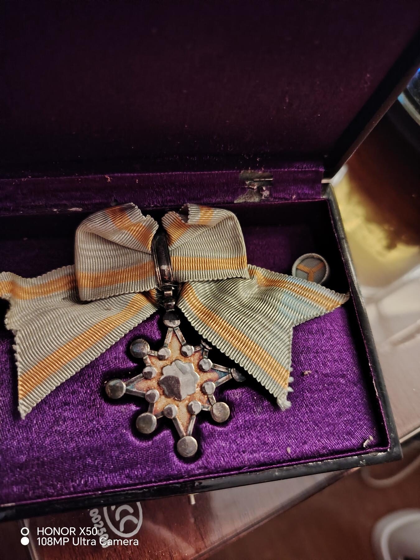 城南花开💐💐💐86场（节后发货） 银女八等战时版瑞宝带盒略