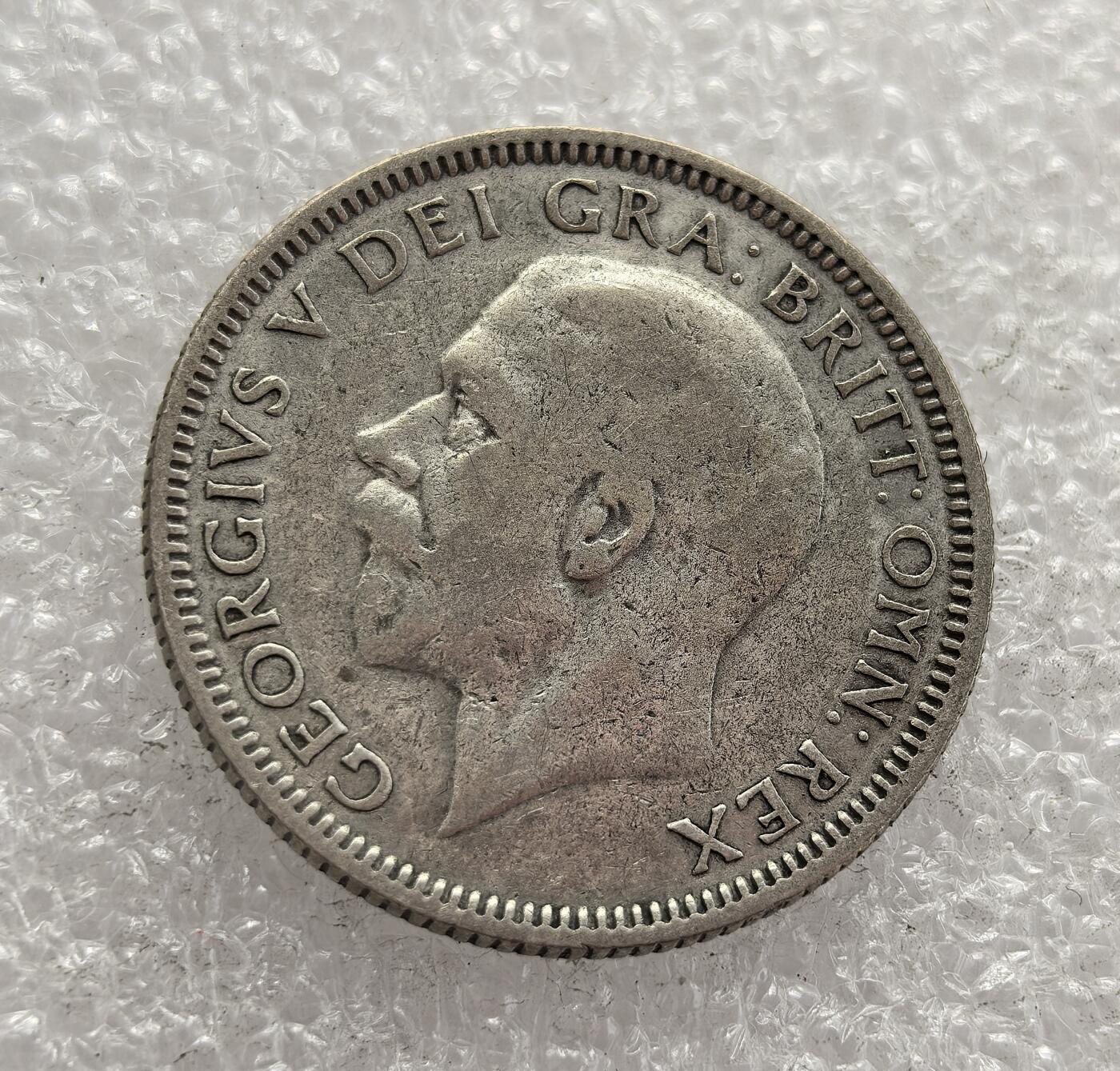 外国优质老铜币高银银币，周六九点倒数截拍，满百包邮，持续收拍，年后发货 英国 1933 年1 先令银币，属于乔治五世时期的流通货币。当时英国正处于经济大萧条的低谷，该币以 “皇冠上的狮子” 为设计，象征君主权威与国家坚韧，是英国在危机中维系货币体系、稳定殖民统治的重要遗存。