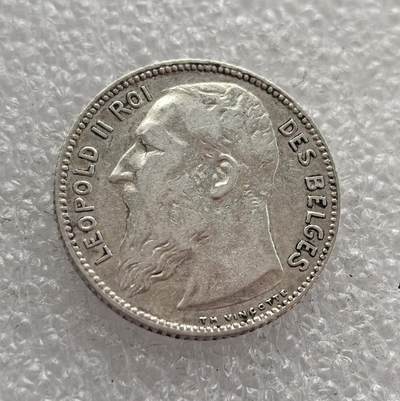 外国优质老铜币高银银币，周六九点倒数截拍，满百包邮，持续收拍，年后发货 - 比利时 1909 年发1 法郎银币，属于利奥波德二世统治后期的流通货币。当时比利时正处于殖民扩张与工业发展阶段，该币以国王头像与植物花环为设计，银币材质反映了当时比利时的经济实力，是其殖民鼎盛时期的货币见证。