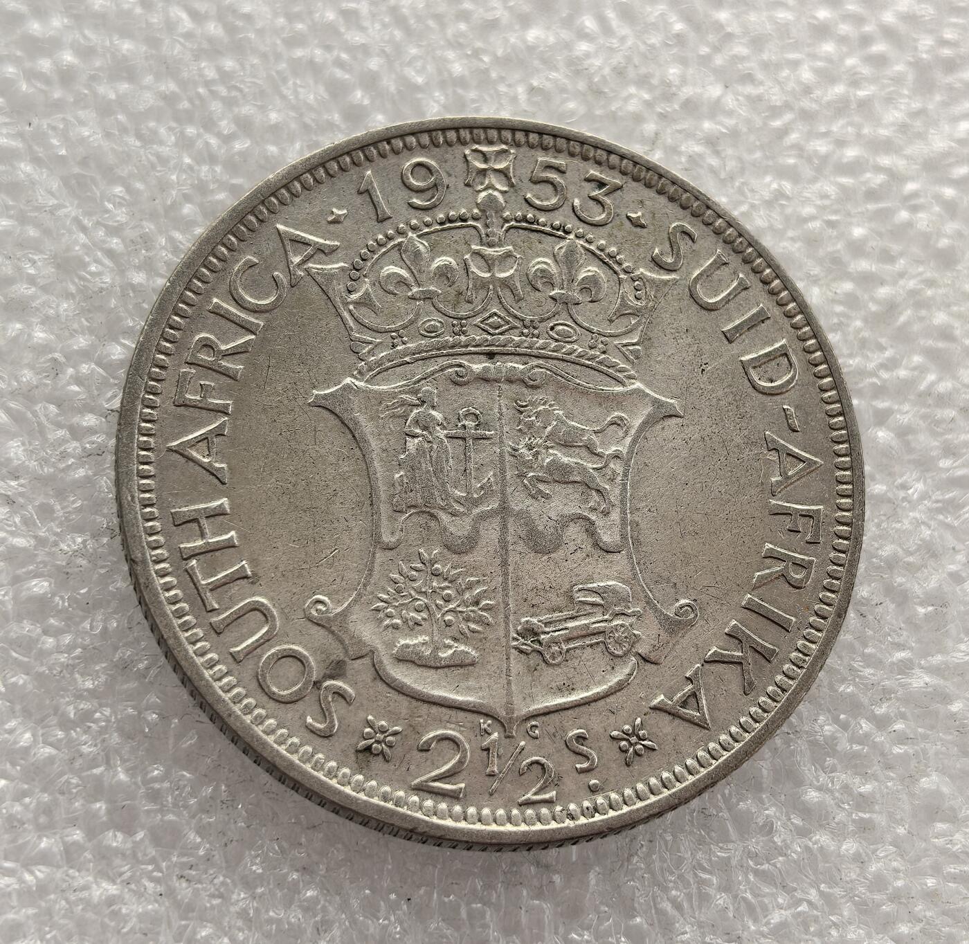 外国优质老铜币高银银币，周六九点倒数截拍，满百包邮，持续收拍，年后发货 南非 1953 年   2.5 先令银币，属于伊丽莎白二世登基初期的流通货币。当时南非仍处于英联邦框架内，该币以女王头像与南非国徽为设计，见证了英国殖民遗产与南非本土身份的交织，是种族隔离初期南非货币体系的重要遗存。