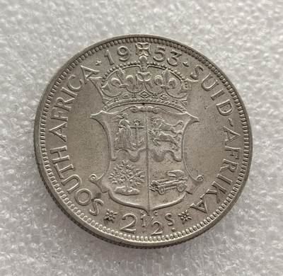外国优质老铜币高银银币，周六九点倒数截拍，满百包邮，持续收拍，年后发货 - 南非 1953 年   2.5 先令银币，属于伊丽莎白二世登基初期的流通货币。当时南非仍处于英联邦框架内，该币以女王头像与南非国徽为设计，见证了英国殖民遗产与南非本土身份的交织，是种族隔离初期南非货币体系的重要遗存。