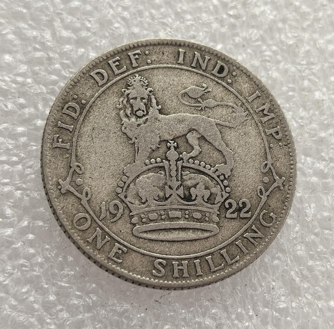 外国优质老铜币高银银币，周六九点倒数截拍，满百包邮，持续收拍，年后发货 英国 1922 年1 先令银币，属于乔治五世时期的流通货币。当时英国正处于战后经济复苏阶段，该币以 “皇冠上的狮子” 为设计，象征英国君主权威与国家稳定，是一战后英国维系货币体系与殖民霸权的重要见证。