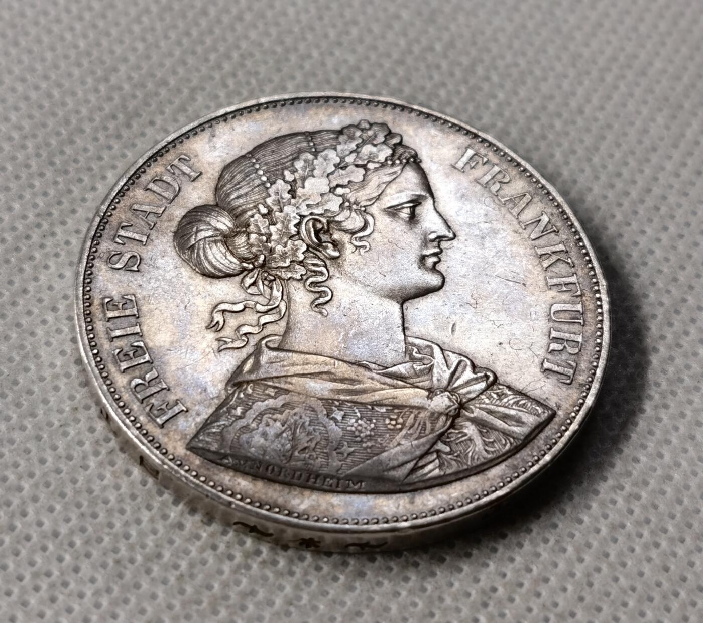 甄臻铺-世界币章拍卖（第49期）精品场拍品征集中，送拍享返佣金等优惠多多 1861年法兰克福少女泰勒，55-58的品相，好包浆老味道