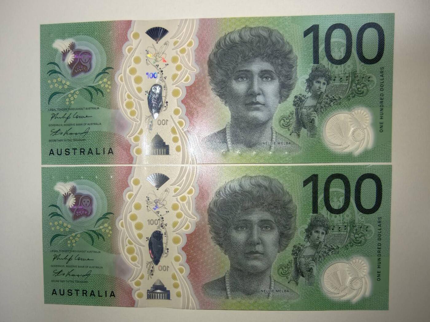 春节钱币瓷器清货捡漏拍场 澳大利亚新版100元塑料钞，全新UNC连号两张，非常漂亮