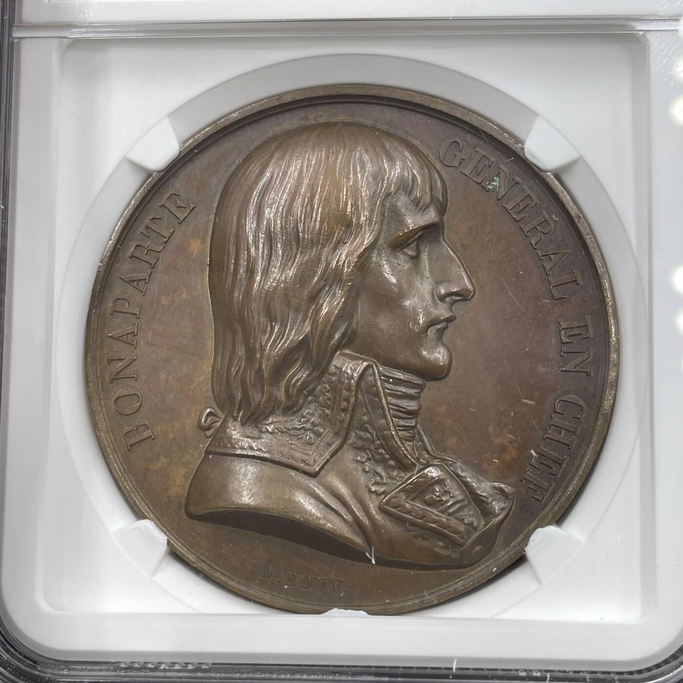 「木头集藏」“ 新岁撷珍”——章牌精品专场！ 1798年法国拿破仑征服埃及纪念铜章，MS 63，直径：41 mm，边铭：船首 CUIVRE，巴黎造币厂1841-1842年间铸造 正面：波拿巴将军（当时还不是皇帝）背面刻画拿破仑在埃及指挥法国军团，背景为金字塔