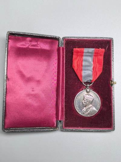 小驴勋章奖章收藏2月7日周六晚六点拍卖（珍爱和平，收藏战争，铭记历史，勿忘国耻，忠党爱国。有偿代拍，送拍规则在简介最后，参拍须阅读规则后再参拍，关系到运费包装发货时效真假辨别等关键信息，拍卖时不再发原图，看大图店主微信码在拍卖店铺介绍里） - 英国帝国服务奖章，带原盒，打有获得者边铭