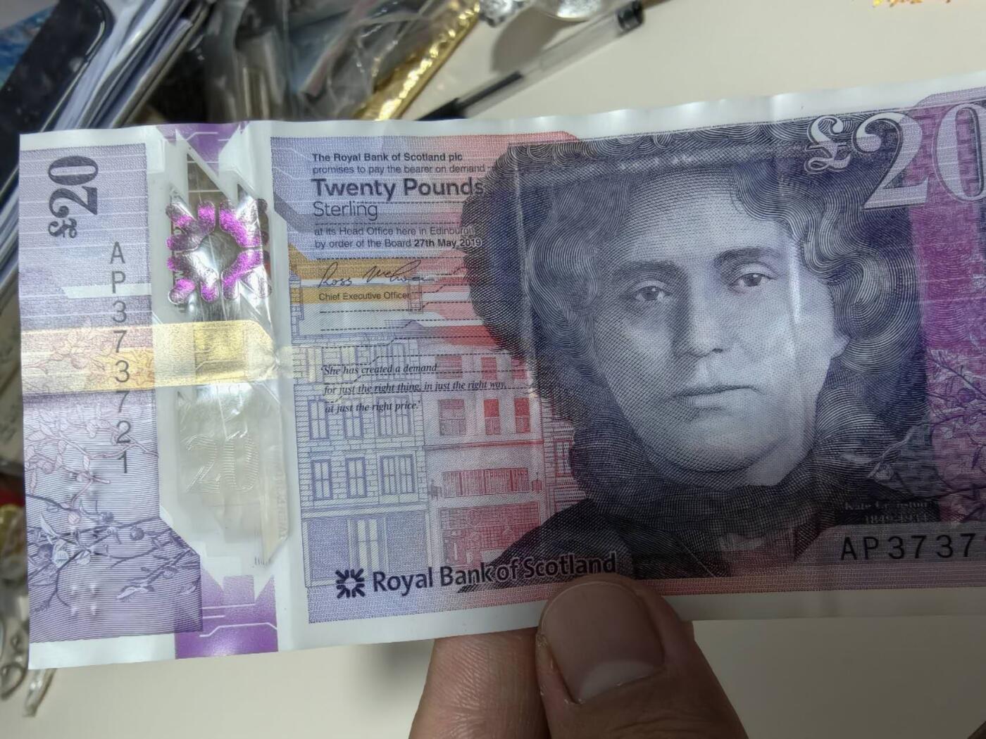 春节钱币瓷器清货捡漏拍场 2019年苏格兰皇家银行20镑塑料钞，品相如图有折痕，高贵紫，诗人，塑料钞大幅人像雕刻天花板，背面可爱双松鼠，艺术性很强的一张