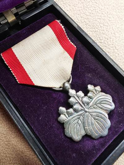 银质勋八等白色桐叶勋章 - 银质勋八等白色桐叶勋章