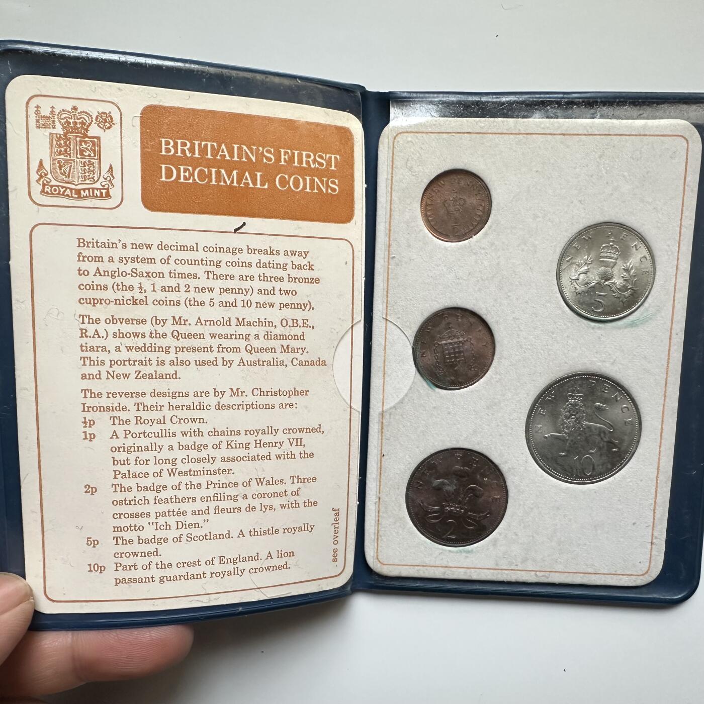 🌹外币初藏🌹🐯2026年第17场 快递将在12号停运 年前需发货的抓紧 ，年后正月十五恢复发货 英国十进制新便士5枚套 原装册 a