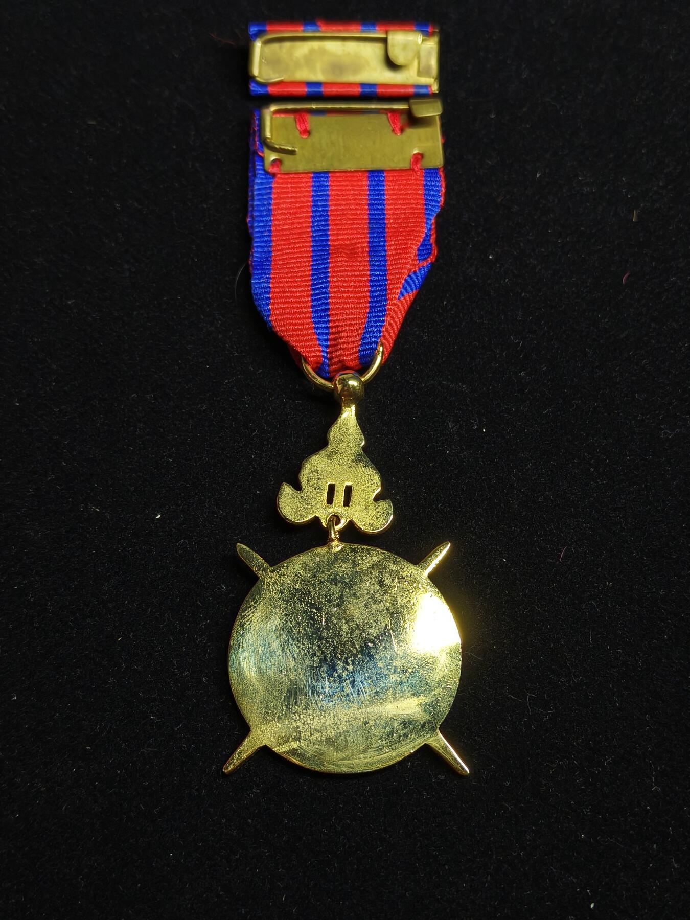 2026新年第一场  少见 柬埔寨金级国防奖章 带原盒 带战斗星勋饰