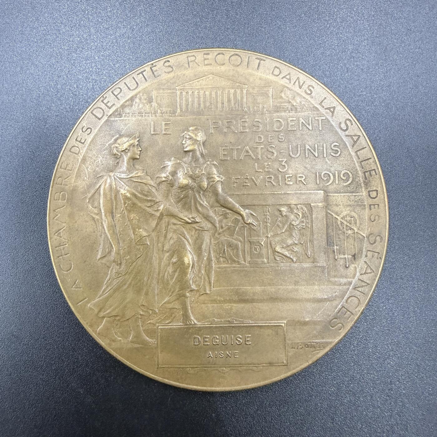 「木头集藏」“ 新岁撷珍”——章牌精品专场！ Louis Bottée～1919年美国总统伍德罗·威尔逊访问法国众议院纪念大铜章，直径：68 mm，正面主图是时任美国总统伍德罗·威尔逊头像，背面图案由象征法兰西的玛丽安娜引导象征美国的哥伦比亚参观法国议会，背景图案是法国众议院大楼和浮雕装饰，少见名家作品！