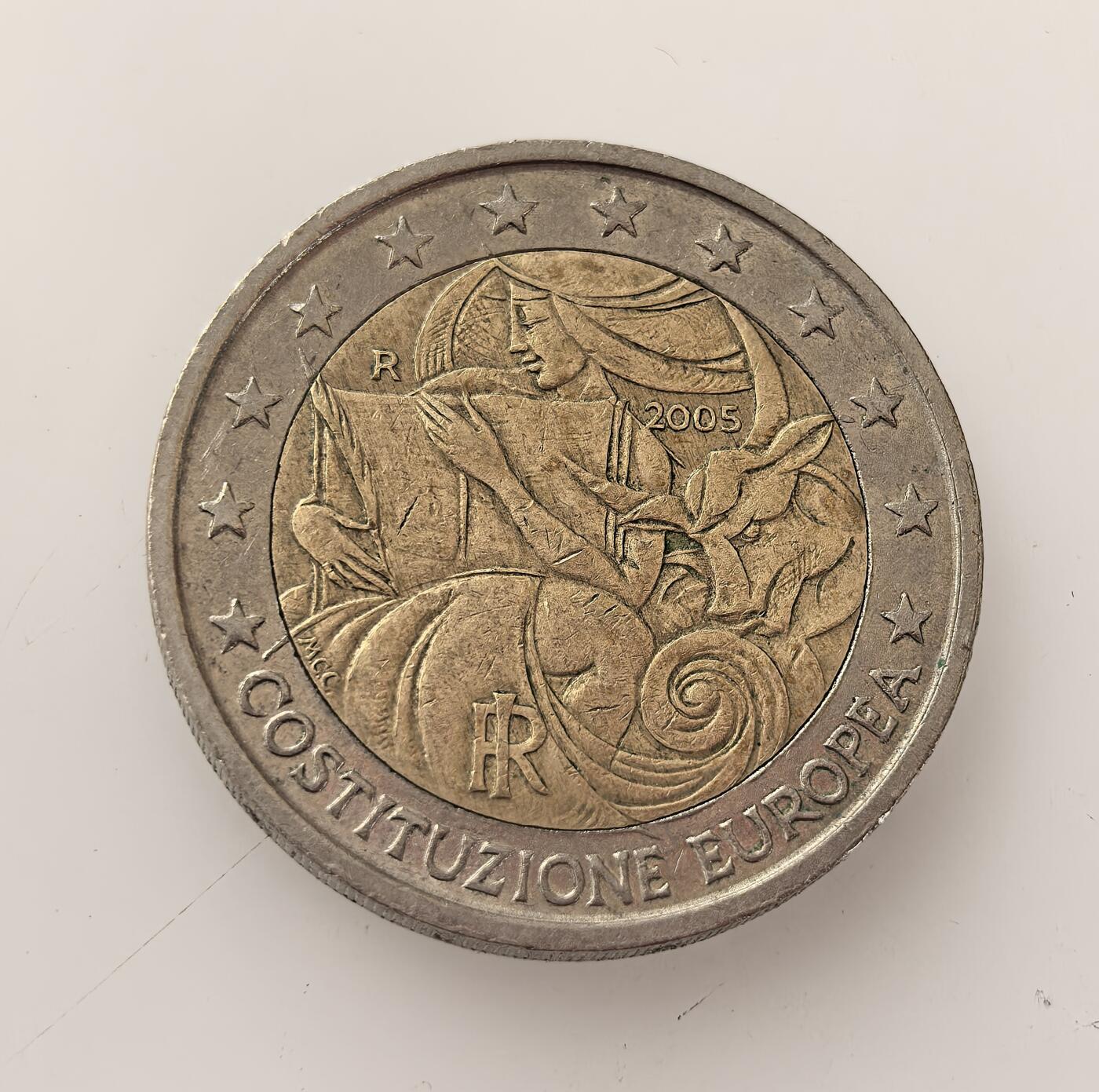 外国优质老铜币高银银币，周六九点倒数截拍，满百包邮，持续收拍，年后发货 意大利2 欧元欧洲宪法纪念币，双金属材质，正面以艺术图案搭配 “COSTITUZIONE EUROPEA” 铭文，背面为欧元统一面额设计，为纪念欧洲宪法进程发行，见证欧盟一体化的宪法探索阶段。