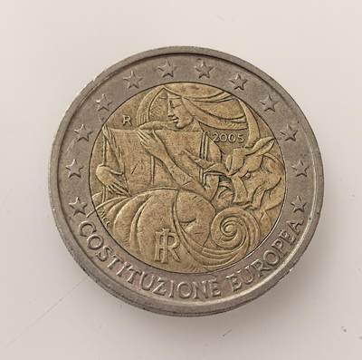 外国优质老铜币高银银币，周六九点倒数截拍，满百包邮，持续收拍，年后发货 - 意大利2 欧元欧洲宪法纪念币，双金属材质，正面以艺术图案搭配 “COSTITUZIONE EUROPEA” 铭文，背面为欧元统一面额设计，为纪念欧洲宪法进程发行，见证欧盟一体化的宪法探索阶段。