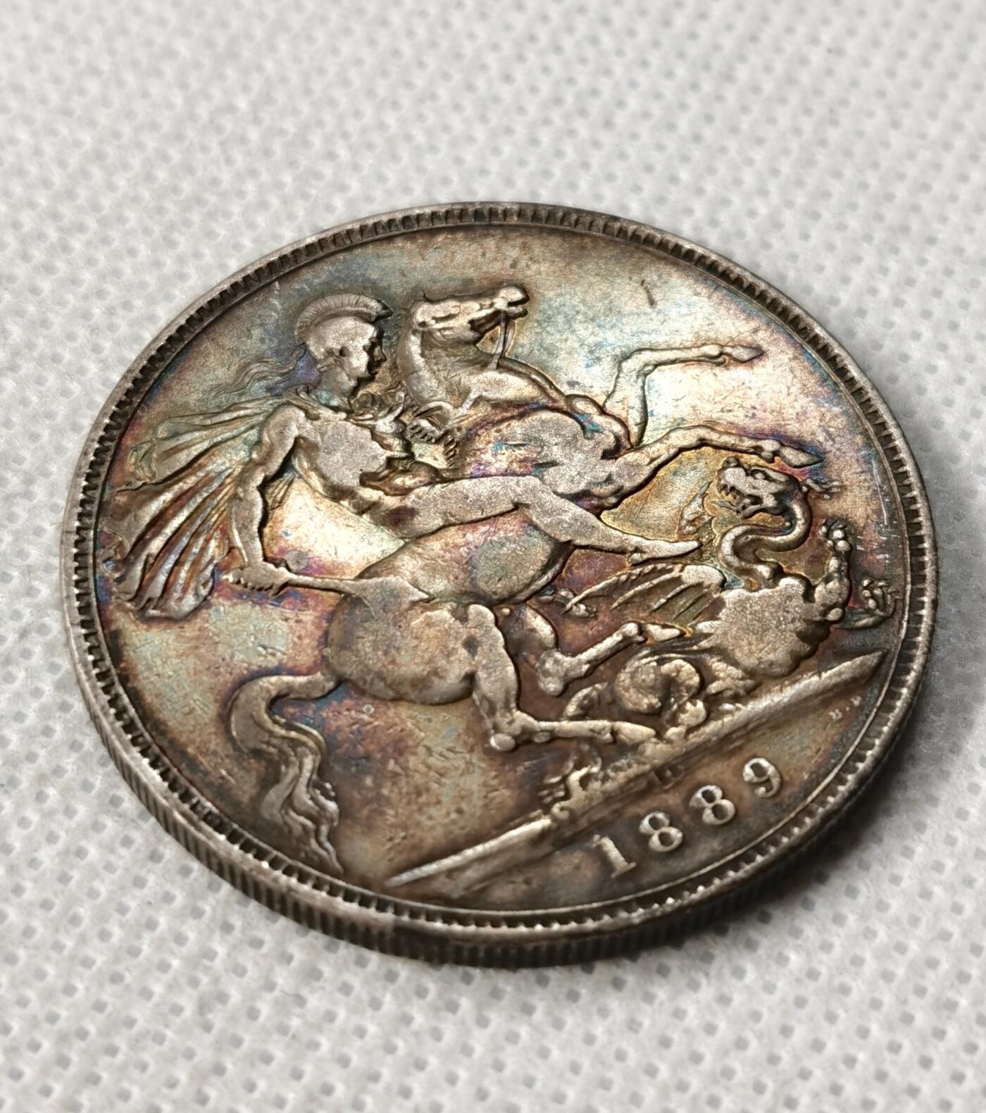 甄臻铺-世界币章拍卖（第49期）精品场拍品征集中，送拍享返佣金等优惠多多 1889马剑银币，黑色五彩包浆，细节见图，2枚一组