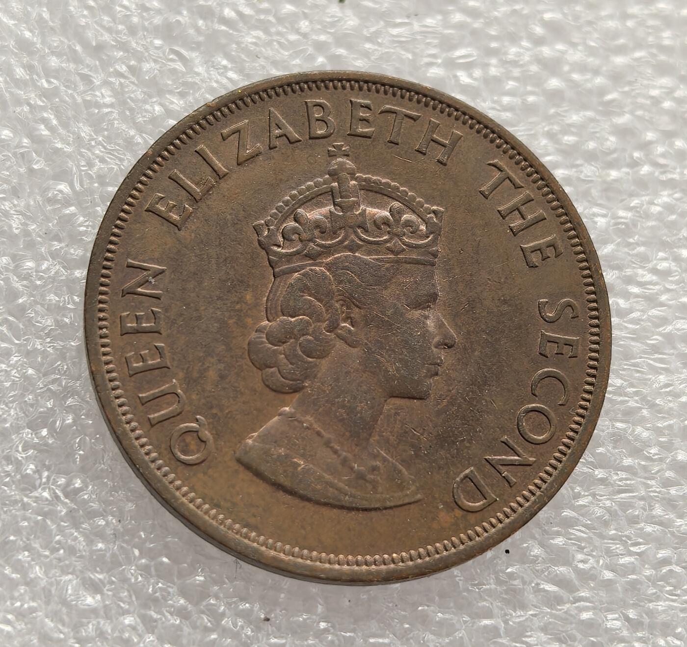 外国优质老铜币高银银币，周六九点倒数截拍，满百包邮，持续收拍，年后发货 英国皇家属地泽西行政区1964年 1/12 先令铜币。币面的皇家盾徽与女王头像体现了英联邦属地的货币特征，见证了战后泽西岛延续英国货币体系、维系殖民关联的历史。