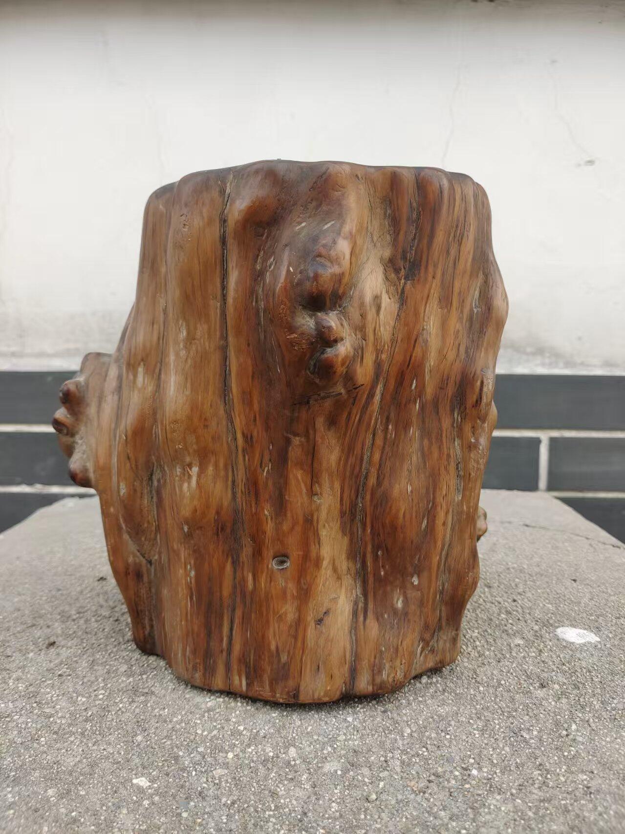 清代老根雕笔筒，木质厚重，瘤疤自然，造型独特，文房佳器。适合收藏或办公案头摆件