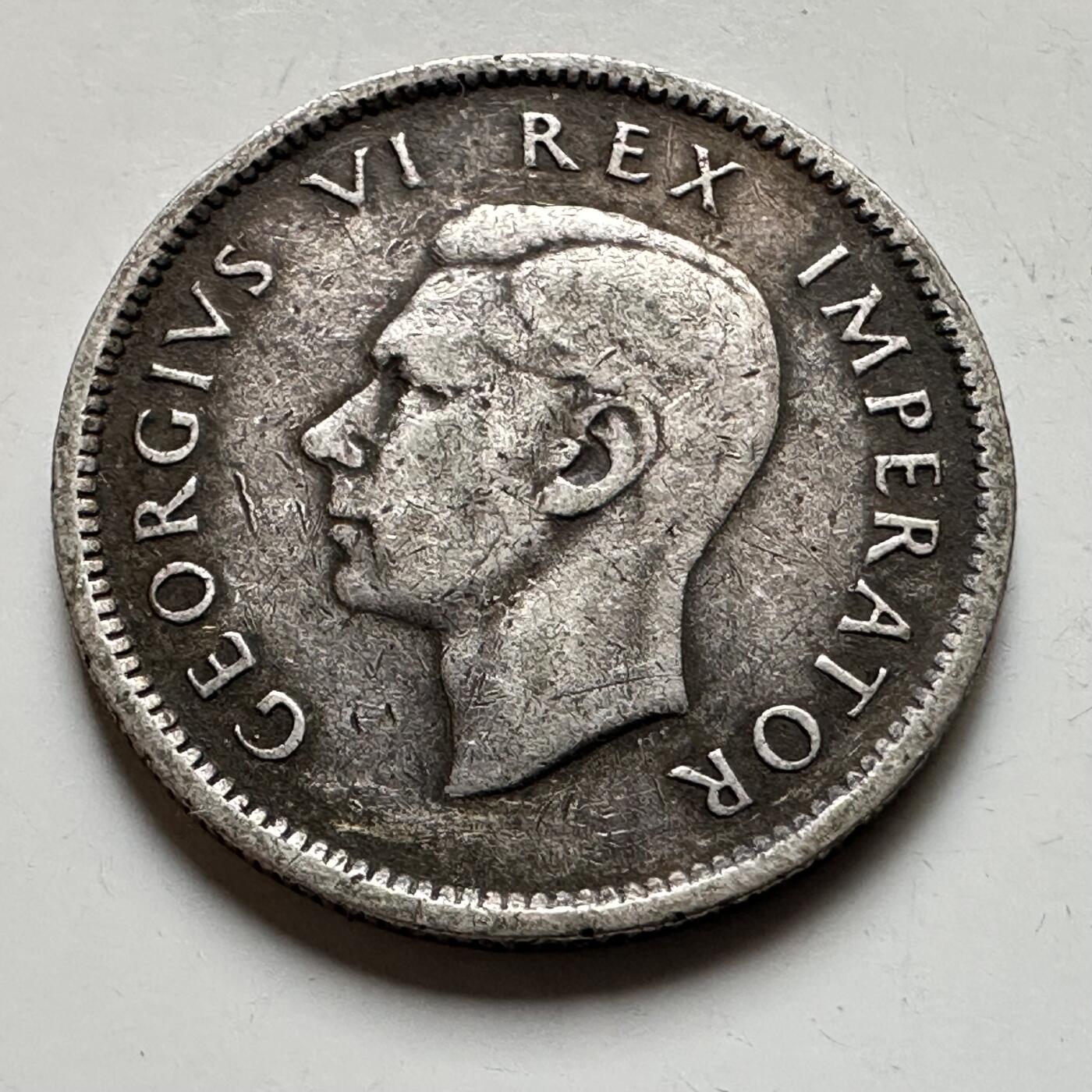 🌹外币初藏🌹🐯2026年第17场 快递将在12号停运 年前需发货的抓紧 ，年后正月十五恢复发货 英属南非1942年六便士银币 2.83克80%银