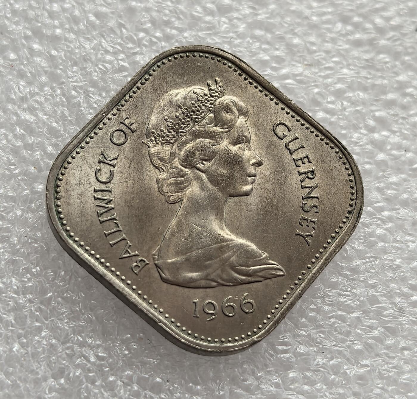 外国优质老铜币高银银币，周六九点倒数截拍，满百包邮，持续收拍，年后发货 英国皇家属地格恩西岛 1966 年10 先令纪念币，为纪念诺曼征服英格兰 900 周年而制。方形设计、征服者威廉头像呼应了根西岛与诺曼底的历史关联，见证了属地通过纪念币传承历史、维系与英国的关联。