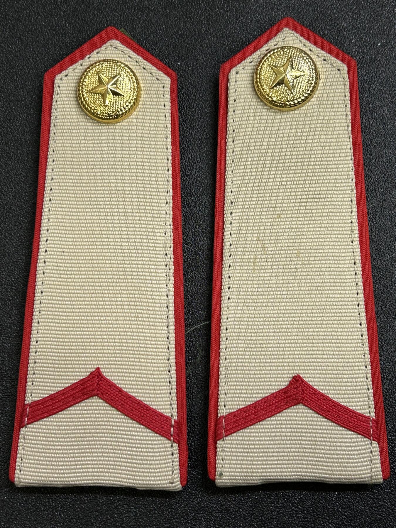 西秦中古拍卖第七十五期 越南人民军早期陆军列兵肩章 技术兵