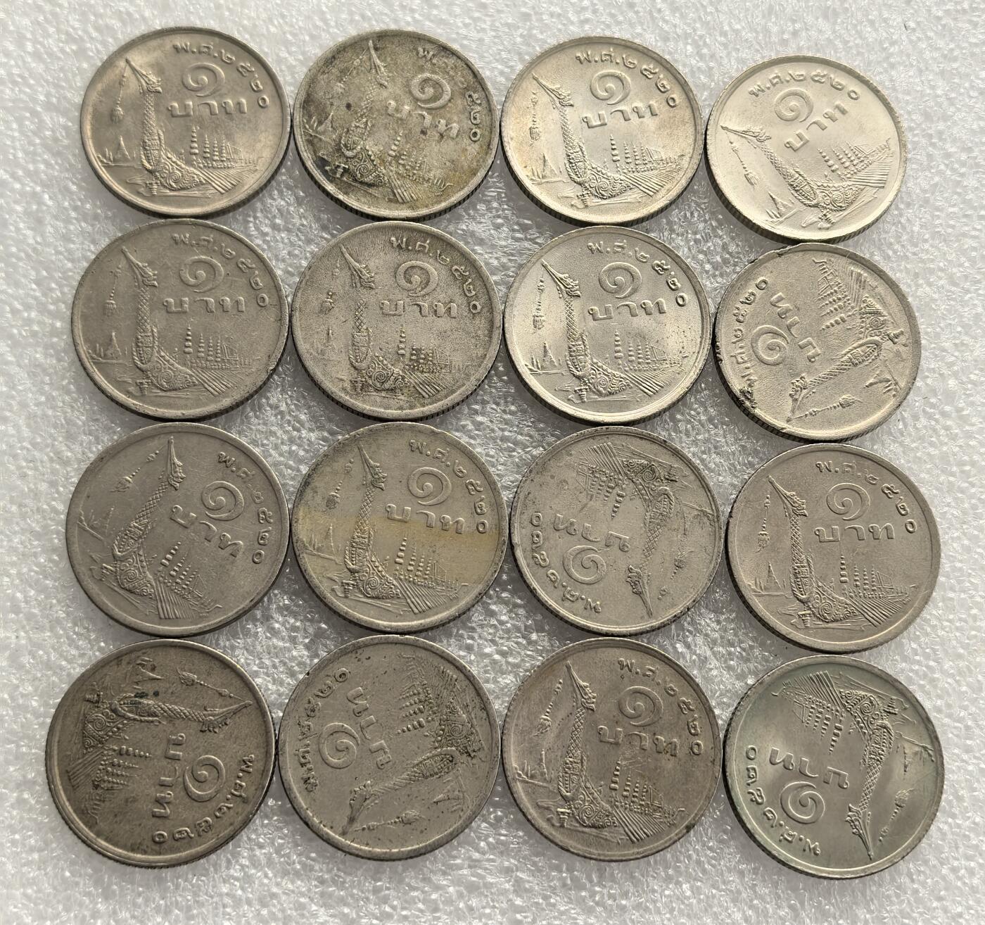 外国优质老铜币高银银币，周六九点倒数截拍，满百包邮，持续收拍，年后发货 泰国拉玛九世（普密蓬・阿杜德）时期   1 泰铢16枚，正面铸国王头像，彰显君主象征；背面为泰国传统龙舟纹饰，融合本土历史文化，属泰国现代主流流通货币，见证拉玛九世治下货币体系的稳定与文化传承。