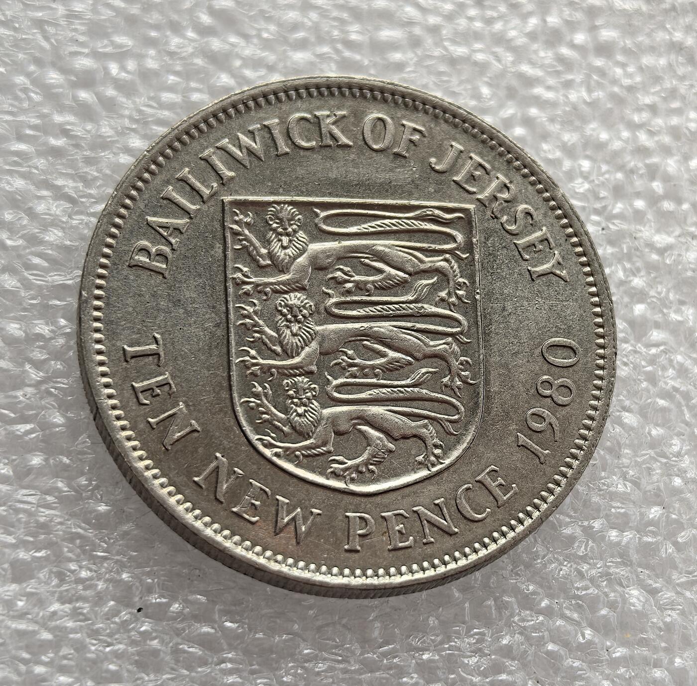 外国优质老铜币高银银币，周六九点倒数截拍，满百包邮，持续收拍，年后发货 英国皇家属地泽西岛 1980 年10 新便士流通币，属于伊丽莎白二世时期，是 1971 年英国货币十进制改革后的产物。币面三狮盾徽呼应泽西岛与诺曼底、英国的历史渊源，见证了属地在英联邦框架下的货币延续与文化身份。