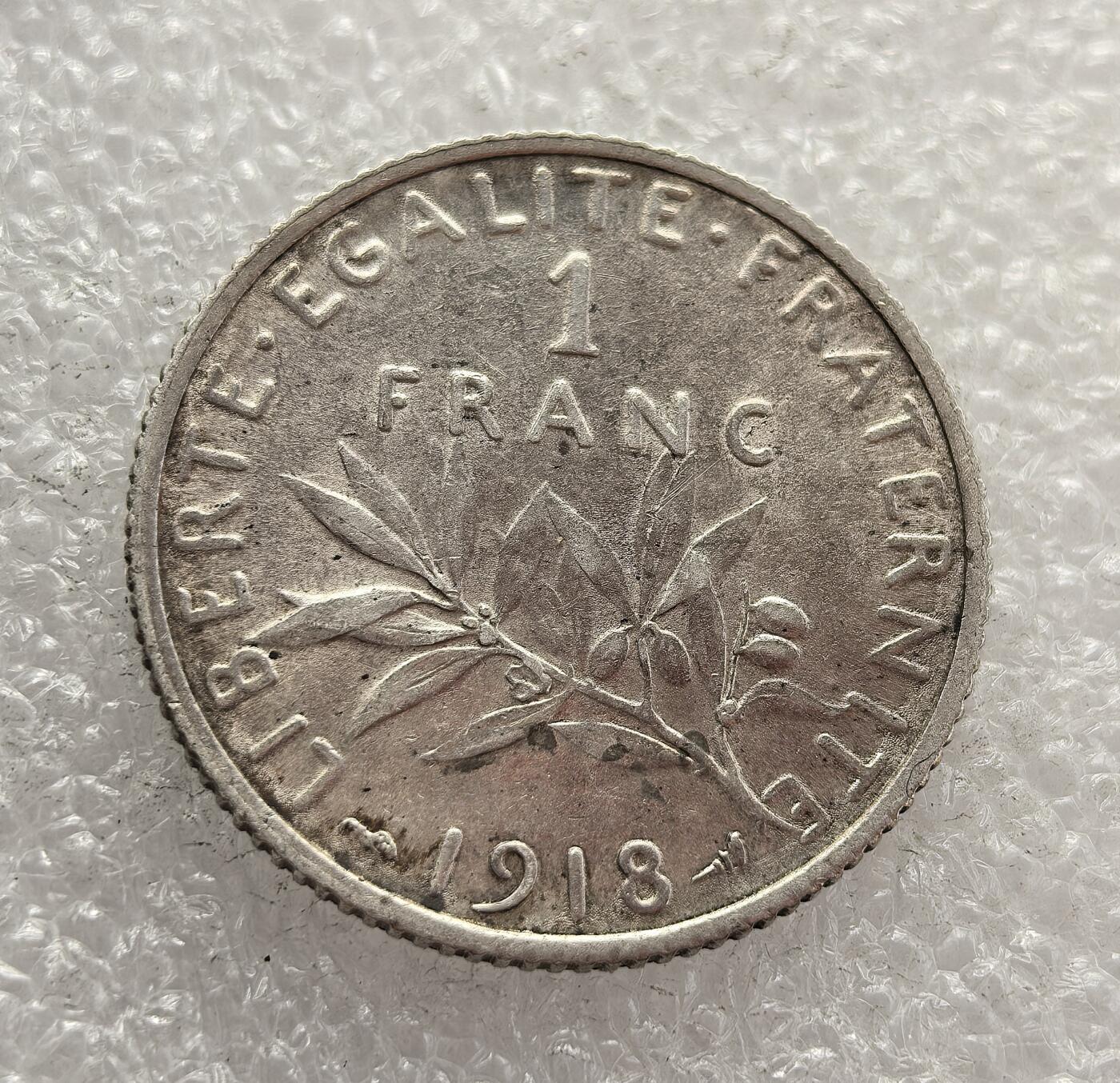 外国优质老铜币高银银币，周六九点倒数截拍，满百包邮，持续收拍，年后发货 法国 1918 年   1 法郎银币，属于 “播种者” 系列流通货币。时值一战尾声，币面的 “播种者” 形象与 “自由、平等、博爱” 格言，既承载了法国共和精神，也反映了战时法国维系货币稳定、寄托战后复苏希望的历史背景。