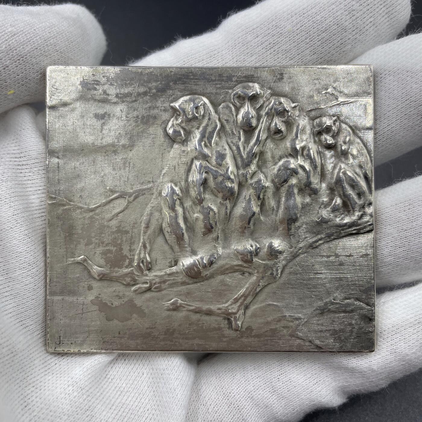 「木头集藏」“ 新岁撷珍”——章牌精品专场！ JOUVE～SAMF系列37号作品：狒狒 银章，尺寸：60 × 53 mm，104g ，边铭：丰饶角 ARGENT 火蝾螈 28，新艺术风格动物章，银章发行量仅68枚。SAMF协会章是法国新艺术章牌最杰出的代表，历来受到章牌收藏者的追捧。