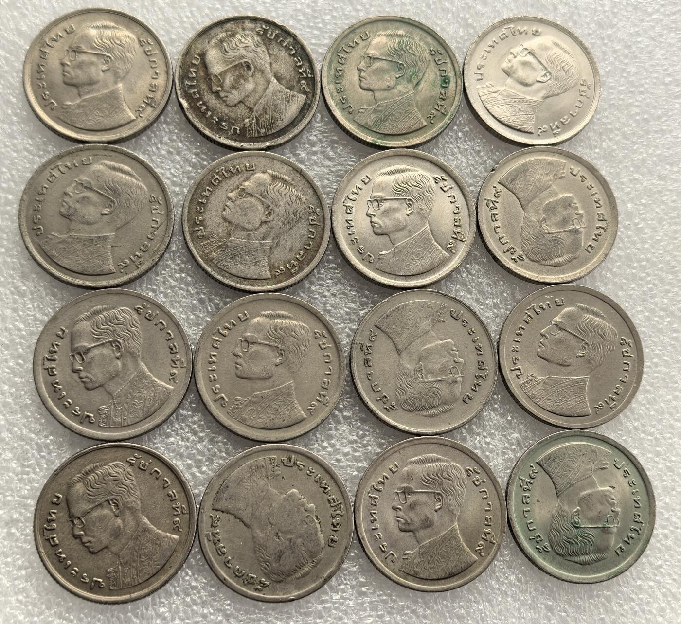 外国优质老铜币高银银币，周六九点倒数截拍，满百包邮，持续收拍，年后发货 泰国拉玛九世（普密蓬・阿杜德）时期   1 泰铢16枚，正面铸国王头像，彰显君主象征；背面为泰国传统龙舟纹饰，融合本土历史文化，属泰国现代主流流通货币，见证拉玛九世治下货币体系的稳定与文化传承。