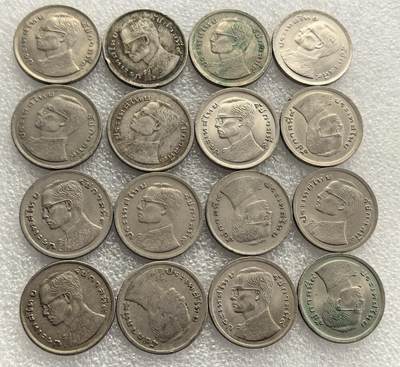 外国优质老铜币高银银币，周六九点倒数截拍，满百包邮，持续收拍，年后发货 - 泰国拉玛九世（普密蓬・阿杜德）时期   1 泰铢16枚，正面铸国王头像，彰显君主象征；背面为泰国传统龙舟纹饰，融合本土历史文化，属泰国现代主流流通货币，见证拉玛九世治下货币体系的稳定与文化传承。