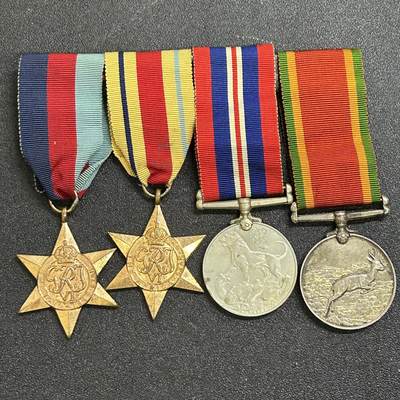 西秦中古拍卖第七十五期 - 英国二战非洲服役奖章联排 同一人获得 有铭文 最后一枚为银制