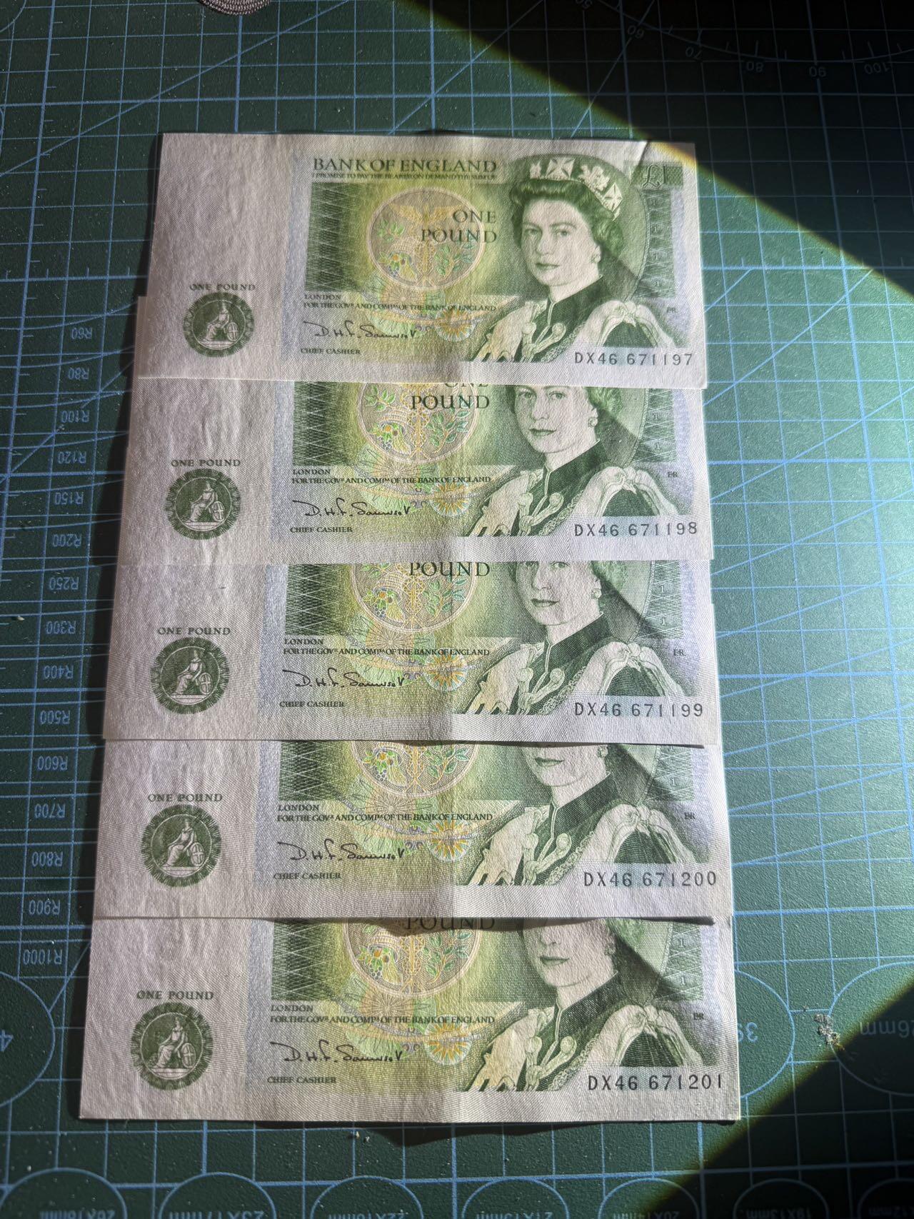 【炜奕收藏】，第五十九期，苏格兰多时期钞票，年前最后一期，拍后所有寄存物品将寄出 英国D序列1镑五连号，UNC-品相，有压痕