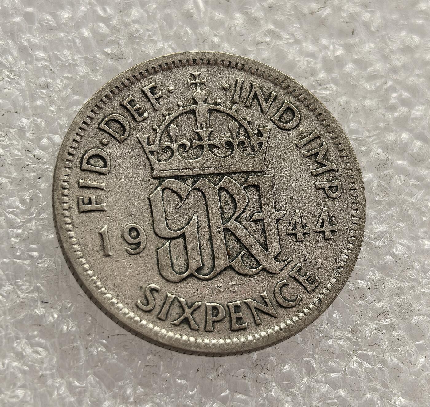 外国优质老铜币高银银币，周六九点倒数截拍，满百包邮，持续收拍，年后发货 英国 1944 年  六便士银币，属于乔治六世时期的流通货币。时值二战关键阶段，该币以国王缩写 “GR” 与皇冠为设计，见证了英国战时的货币体系维系与国家凝聚力，是二战时期英国社会经济的重要遗存。