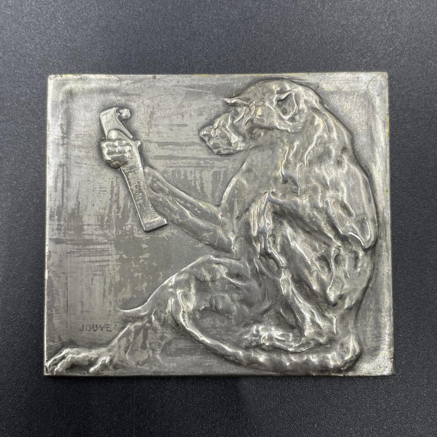 「木头集藏」“ 新岁撷珍”——章牌精品专场！ JOUVE～SAMF系列37号作品：狒狒 银章，尺寸：60 × 53 mm，104g ，边铭：丰饶角 ARGENT 火蝾螈 28，新艺术风格动物章，银章发行量仅68枚。SAMF协会章是法国新艺术章牌最杰出的代表，历来受到章牌收藏者的追捧。