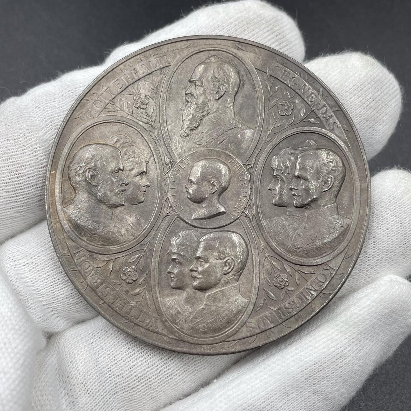 「木头集藏」“ 新岁撷珍”——章牌精品专场！ Börsch～1901年德国巴伐利亚柳特波德摄政王四世同堂银章，直径：55mm，75g，银章少见。纪念巴伐利亚摄政王柳特波德的重孙小柳特波德王子出生。正面中间那个小孩儿就是小柳特波德王子，小王子上方是他的曾祖柳特波德摄政王，左方是他的祖父母、后来的巴伐利亚末代国王路德维希三世夫妇，右方是他的父母、后来的巴伐利亚末代王储鲁普雷希特夫妇，下方是他的叔父和婶婶卡尔亲王夫妇。