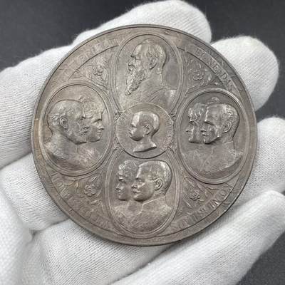 「木头集藏」“ 新岁撷珍”——章牌精品专场！ - Börsch～1901年德国巴伐利亚柳特波德摄政王四世同堂银章，直径：55mm，75g，银章少见。纪念巴伐利亚摄政王柳特波德的重孙小柳特波德王子出生。正面中间那个小孩儿就是小柳特波德王子，小王子上方是他的曾祖柳特波德摄政王，左方是他的祖父母、后来的巴伐利亚末代国王路德维希三世夫妇，右方是他的父母、后来的巴伐利亚末代王储鲁普雷希特夫妇，下方是他的叔父和婶婶卡尔亲王夫妇。