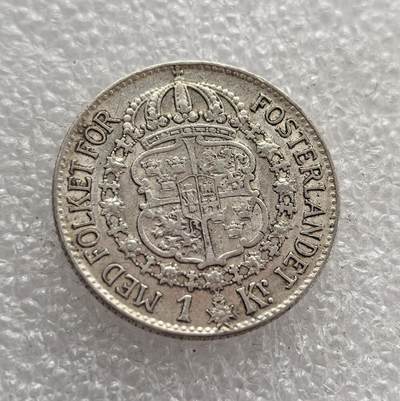 外国优质老铜币高银银币，周六九点倒数截拍，满百包邮，持续收拍，年后发货 - 瑞典 1941 年1 克朗银币，属于古斯塔夫五世在位时期的流通货币。当时瑞典在二战中保持中立，该币以国王头像与国徽为设计，银币材质也体现了战时瑞典维持货币稳定的努力，是瑞典中立时期经济与政治状态的见证。