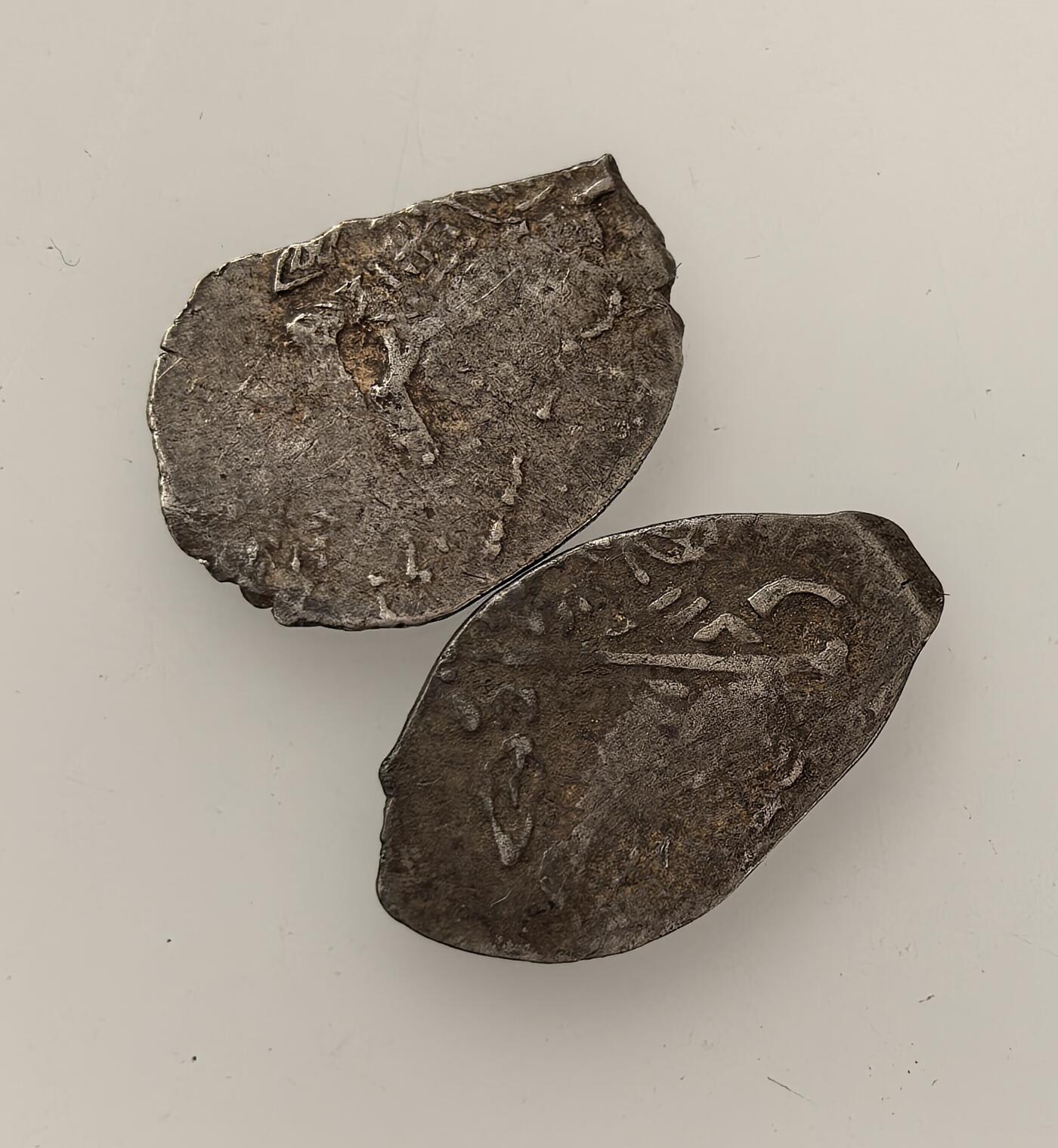 外国优质老铜币高银银币，周六九点倒数截拍，满百包邮，持续收拍，年后发货 基辅罗斯10 至 12 世纪银质流通银币2枚，形制不规则，属东欧中世纪早期货币，见证了基辅罗斯与拜占庭的经济文化交流，是当时封建经济与贸易往来的实物载体。