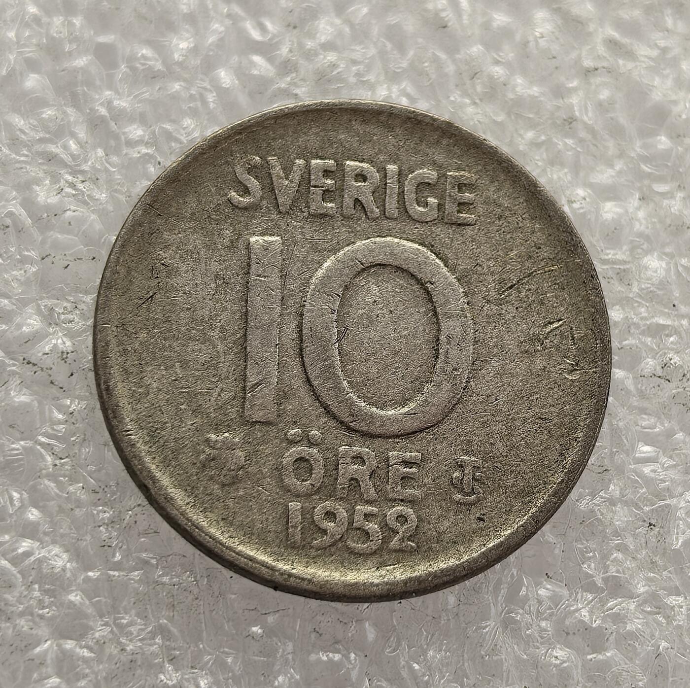 外国优质老铜币高银银币，周六九点倒数截拍，满百包邮，持续收拍，年后发货 瑞典 1952 年   10 欧尔流通银币，属于古斯塔夫六世・阿道夫在位时期。当时瑞典正处于战后经济复苏阶段，该币以皇冠图案为设计，见证了瑞典战后稳定的货币体系与社会发展。